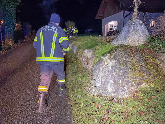 Die Steinmauer, an der der erste Einschlag stattfand