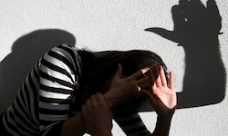 Jährlich suchen 3000 Gewaltopfer Hilfe in Frauenhäusern. Viele Täter laufen frei herum.
