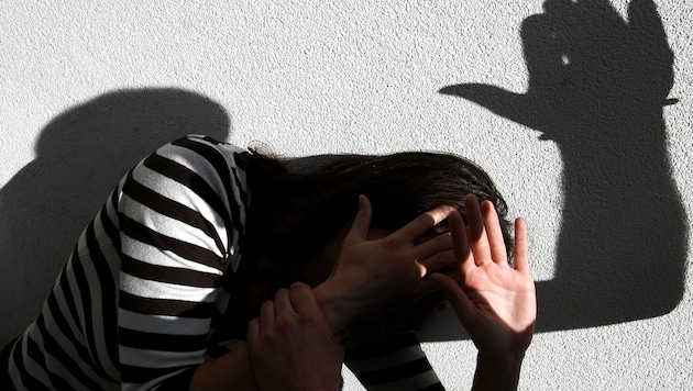 Jährlich suchen 3000 Gewaltopfer Hilfe in Frauenhäusern. Viele Täter laufen frei herum.