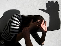 Jährlich suchen 3000 Gewaltopfer Hilfe in Frauenhäusern. Viele Täter laufen frei herum.