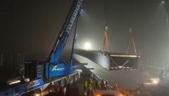 Mit drei Kränen wurde die Brücke herausgehoben.