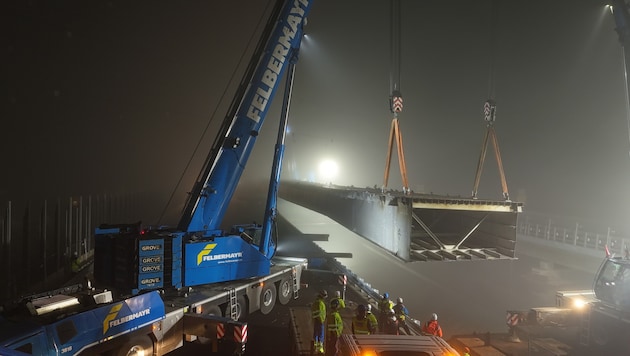 Mit drei Kränen wurde die Brücke herausgehoben.