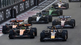Max Verstappen führt in Abu Dhabi.