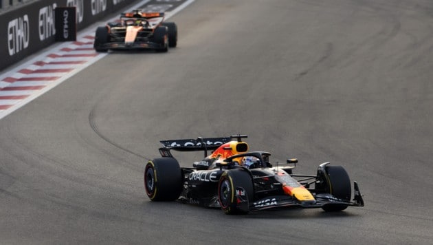 Max Verstappen führt in Abu Dhabi.