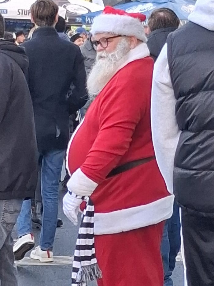 Auch der Weihnachtsmann ist im Derby-Fieber.