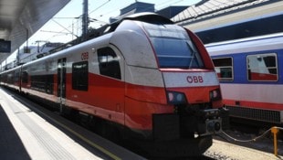 Tausende Reisende strandeten zwei Stunden an den Bahnhöfen der Westbahnstrecke.