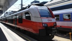 Tausende Reisende strandeten zwei Stunden an den Bahnhöfen der Westbahnstrecke.