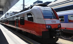 Tausende Reisende strandeten zwei Stunden an den Bahnhöfen der Westbahnstrecke.