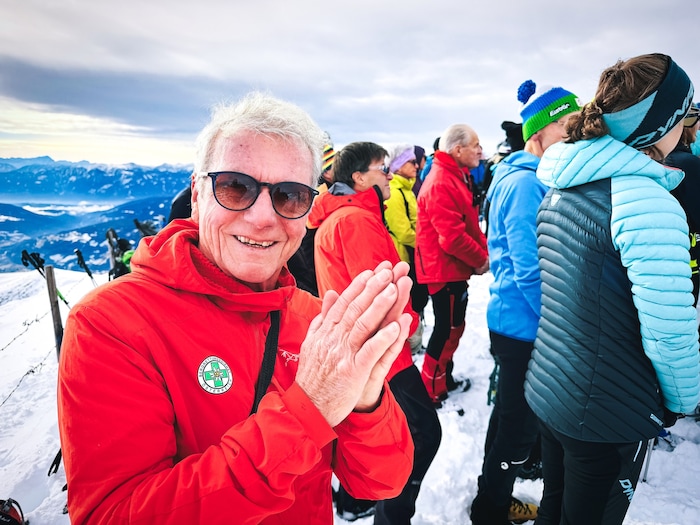 Bergretter Ernst Leitner dokumentiert die Adventwanderungen für die Bergrettung.