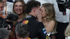 Magui Corceiro küsst Weltmeister Lando Norris.