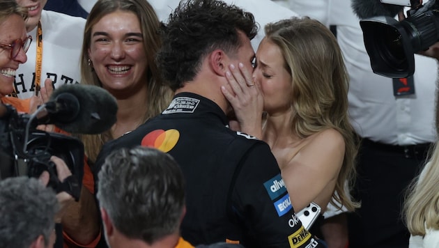 Magui Corceiro küsst Weltmeister Lando Norris.