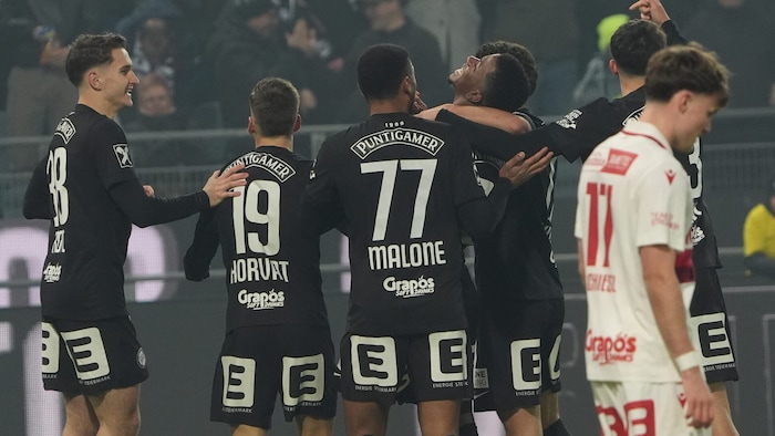 Jeyland Mitchell wird gefeiert! Die Feyenoord-Leihgabe traf zum frühen 1:0 von Sturm.