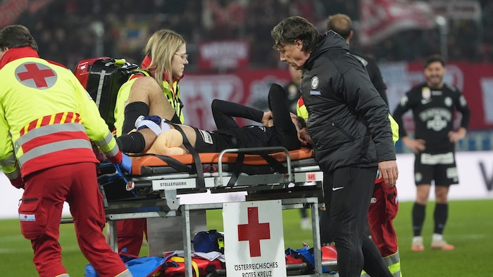 Bitter für Sturm: Leon Grgic musste verletzt abtransportiert werden.