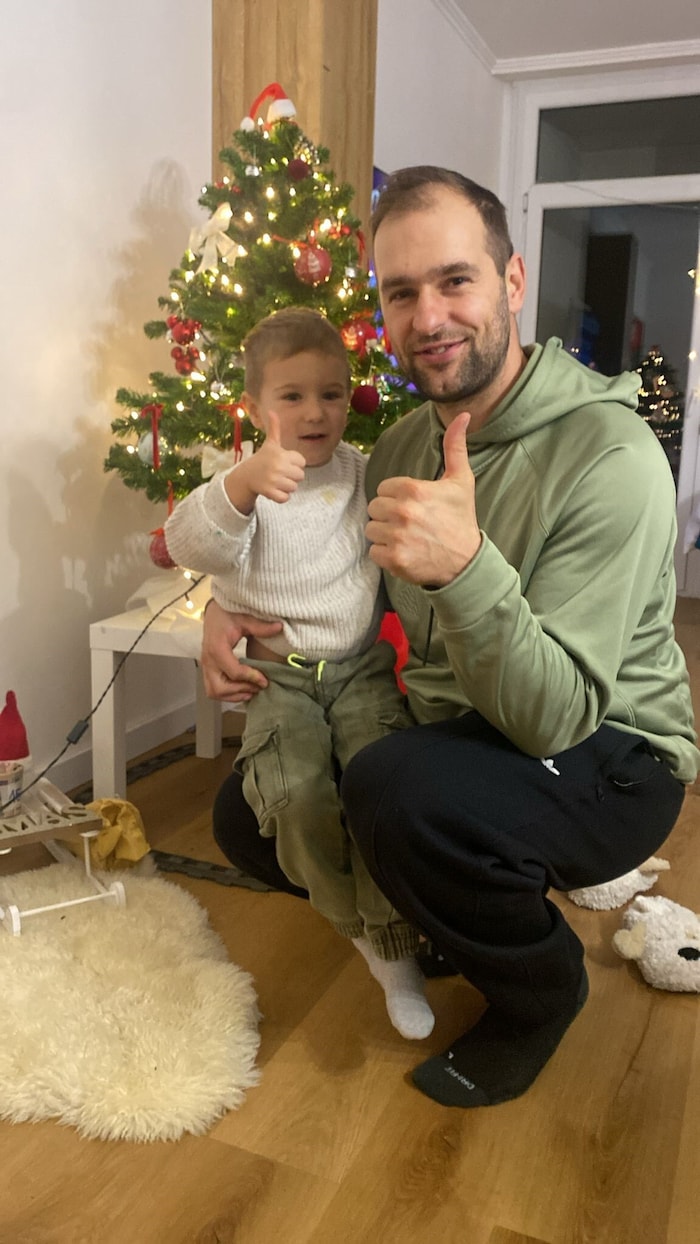 Patrik Leban und sein Sohn vor dem Weihnachtsbaum.
