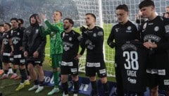 Diem Mannschaft feierte mit der Nordkurve minutenlang den Derbysieg.