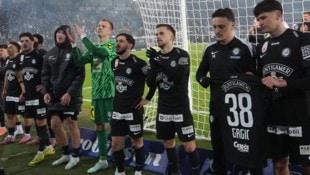 Sepp Pail Diem Mannschaft feierte mit der Nordkurve minutenlang den Derbysieg.