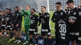 Diem Mannschaft feierte mit der Nordkurve minutenlang den Derbysieg.