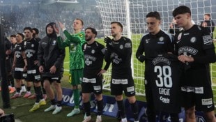 Sepp Pail Diem Mannschaft feierte mit der Nordkurve minutenlang den Derbysieg.