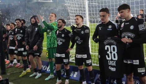 Diem Mannschaft feierte mit der Nordkurve minutenlang den Derbysieg.