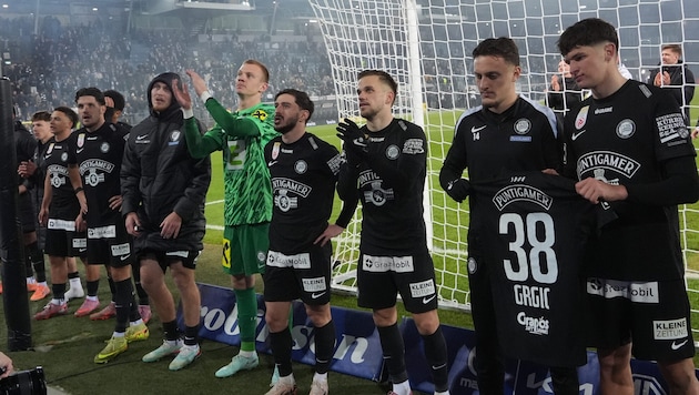 Diem Mannschaft feierte mit der Nordkurve minutenlang den Derbysieg.