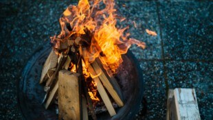Feuerschalen und Feuerkörbe sind gerade jetzt sehr beliebt, um in der Kälte Wärme zu spenden.