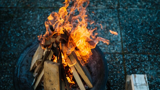 Feuerschalen und Feuerkörbe sind gerade jetzt sehr beliebt, um in der Kälte Wärme zu spenden.