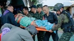 Ein verletzter thailändischer Soldat wird nach einem Angriff von Kambodscha in ein Krankenhaus ...