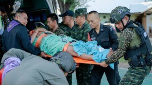 Ein verletzter thailändischer Soldat wird nach einem Angriff von Kambodscha in ein Krankenhaus ...