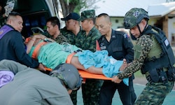 Ein verletzter thailändischer Soldat wird nach einem Angriff von Kambodscha in ein Krankenhaus ...