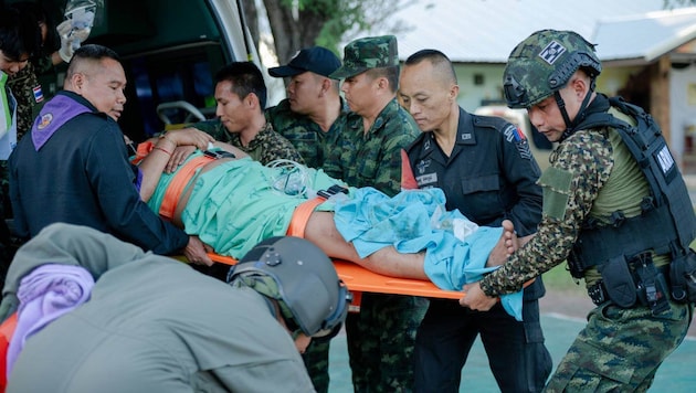 Ein verletzter thailändischer Soldat wird nach einem Angriff von Kambodscha in ein Krankenhaus ...