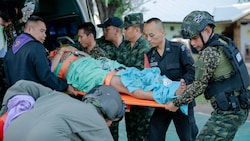 Ein verletzter thailändischer Soldat wird nach einem Angriff von Kambodscha in ein Krankenhaus ...