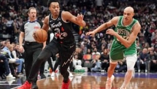Scottie Barnes von den Toronto Raptors (li.) im Duell mit Jordan Walsh von den Boston Celtics