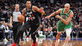 Scottie Barnes von den Toronto Raptors (li.) im Duell mit Jordan Walsh von den Boston Celtics