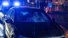 Das Auto erfasste die Frau im Baustellenbereich, sie wurde auf die Windschutzscheibe und dann ...