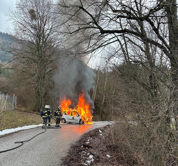 Das Auto stand beim Eintreffen der Helfer schon in Vollbrand.