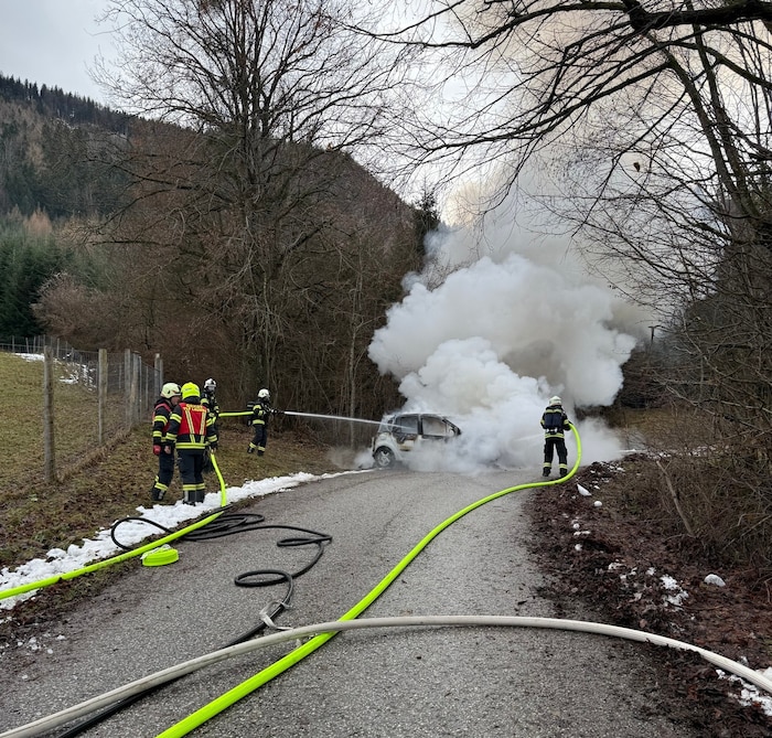 Die Rauchsäule stieg weit in den Himmel auf.