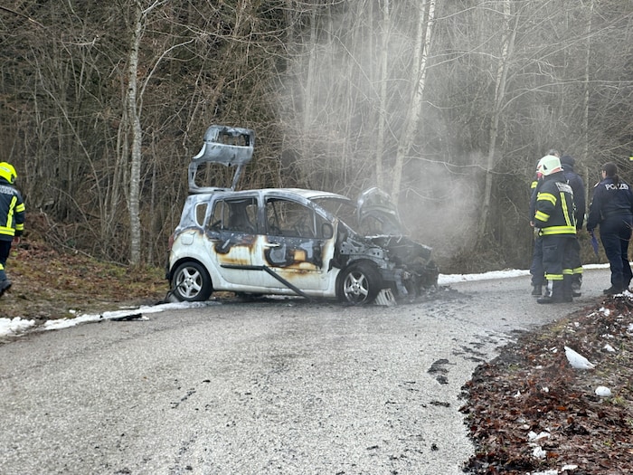 Vom Wagen blieb nur noch das Gerippe übrig.