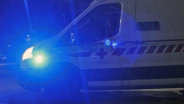 Notarzt war vor Ort, Jugendliche trotz Notbremsung erfasst (Symbolbild)