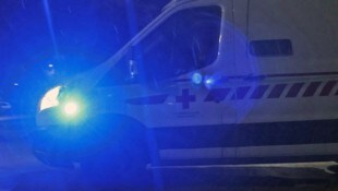 Notarzt war vor Ort, Jugendliche trotz Notbremsung erfasst (Symbolbild) 