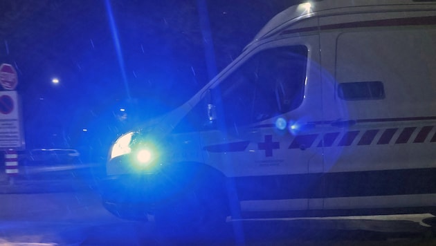 Notarzt war vor Ort, Jugendliche trotz Notbremsung erfasst (Symbolbild)