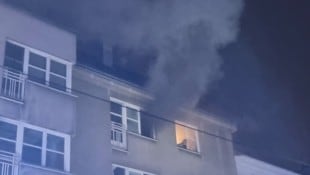 Beim Eintreffen der Einsatzkräfte machte die Mutter am Fenster bereits auf sich aufmerksam. Die ...