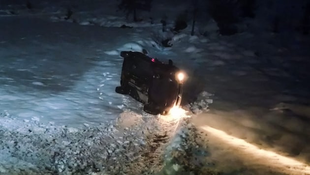 Das Auto landete mehrere Meter von der Straße entfernt im Schnee.