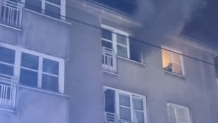 Beim Eintreffen der Einsatzkräfte machte die Mutter am Fenster bereits auf sich aufmerksam. Die ...