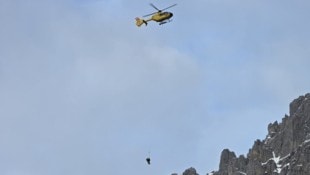 Die verletzte Alpinistin wurde mittels Tau geborgen und zu einem Landeplatz geflogen.