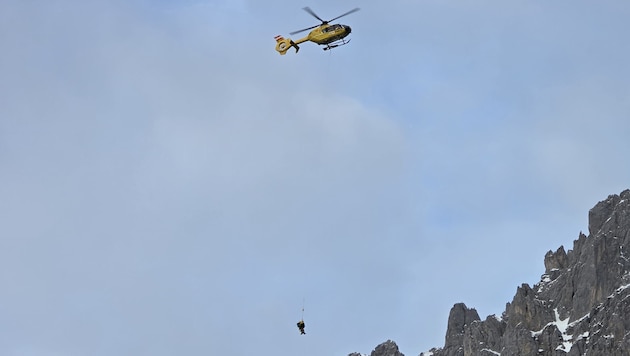 Die verletzte Alpinistin wurde mittels Tau geborgen und zu einem Landeplatz geflogen.