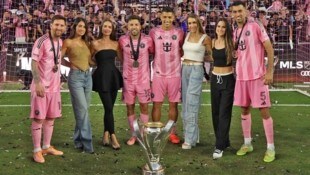 Lionel Messi, Jordi Alba, Luis Suarez und Sergio Busquets (von links) mit ihren Frauen.