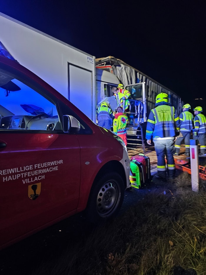 Der Mann konnte aus dem Führerhaus befreit werden.
