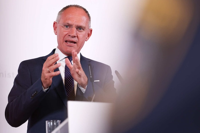 Innenminister Gerhard Karner ist für die umstrittenen Rückkehrzentren.