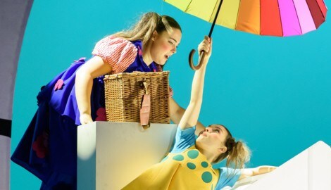 Georgia Cooper als Madita, Antonia Beteag als ihre Schwester Lisabet