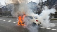 Komplett ausgebrannt ist ein Fahrzeug auf der Tauernautobahn.  